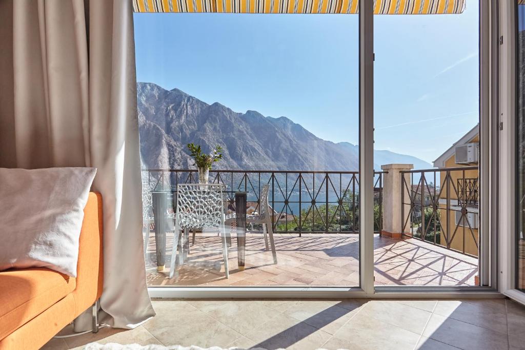 une chambre avec balcon avec vue sur l'océan dans l'établissement GreenHill Scenic Apartment, à Gornji Orahovac