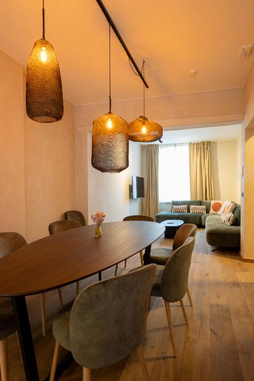 a living room with a dining room table and chairs at Maison Victor - gîte 8 personnes dans le centre de Durbuy in Durbuy