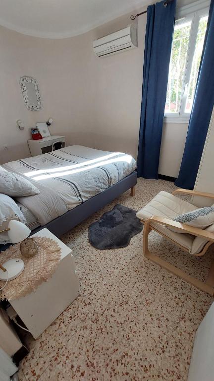 Posteľ alebo postele v izbe v ubytovaní à 10mn des arènes f2 au calme avec garage gratuit