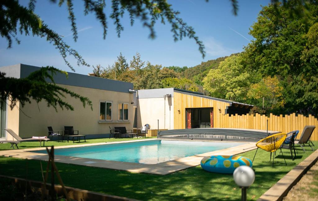Bazén v ubytování Villa Montplaisir 180m2, jacuzzi, parc de 20000m2 nebo v jeho okolí