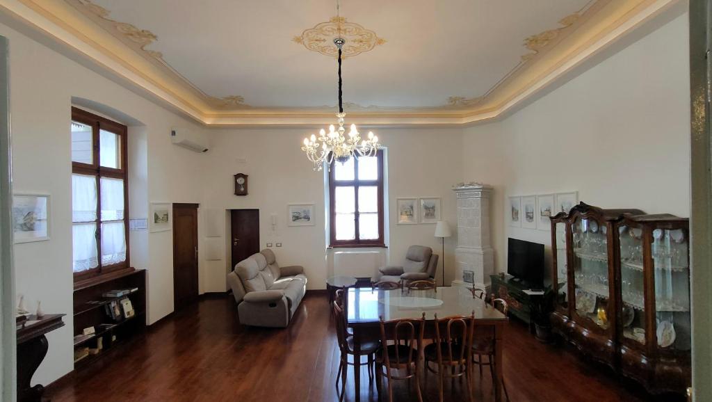 TV a/nebo společenská místnost v ubytování Al Castello di Aiello