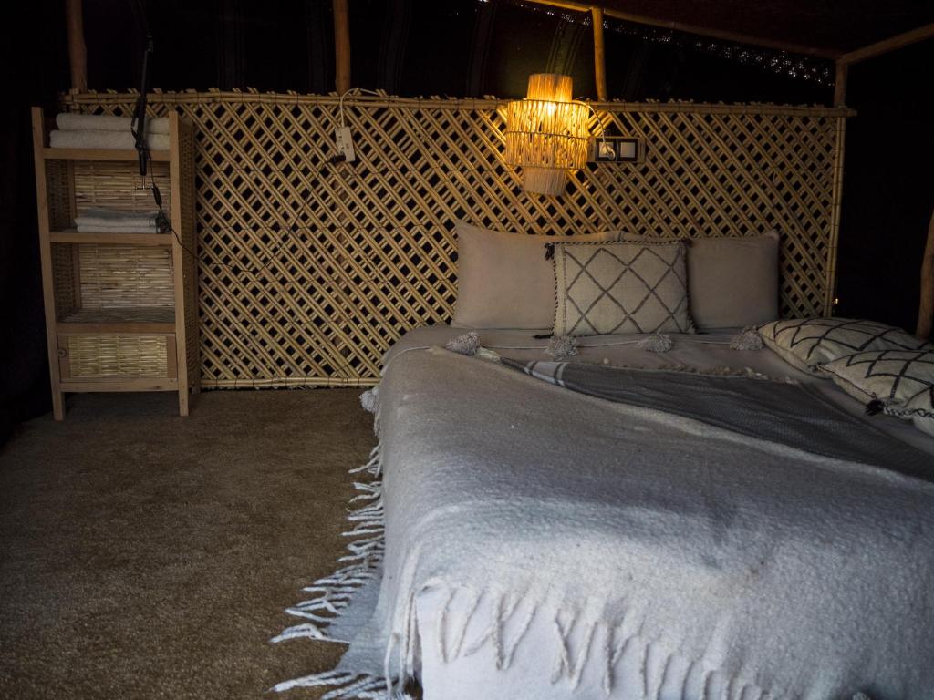 Postel nebo postele na pokoji v ubytování Berber Beldi Camp