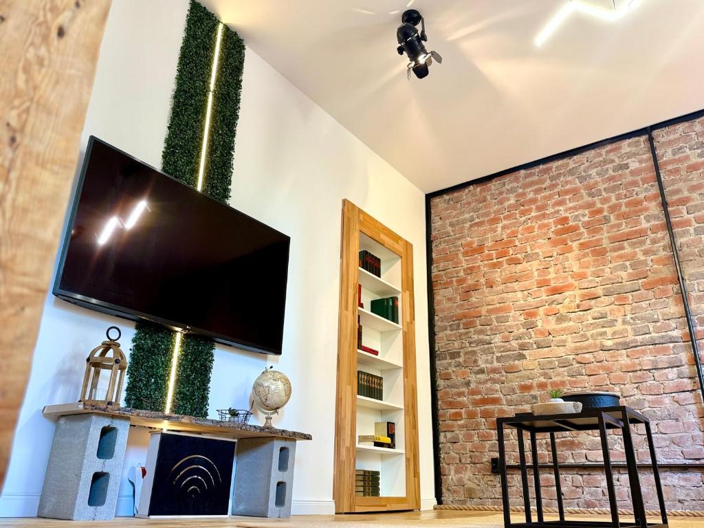TV a/nebo společenská místnost v ubytování Suburban Loft