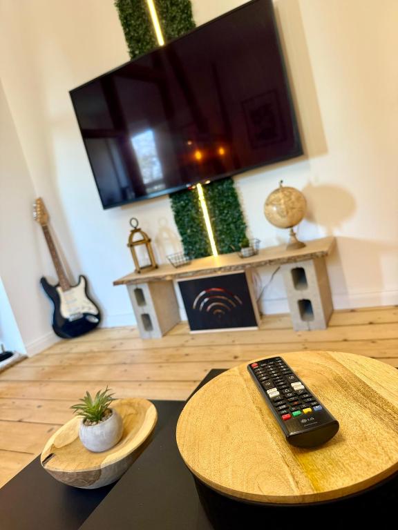 TV a/nebo společenská místnost v ubytování Suburban Loft