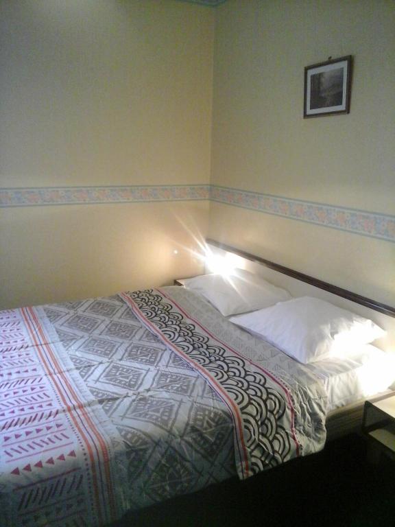 Postel nebo postele na pokoji v ubytování Hôtel l'Eden