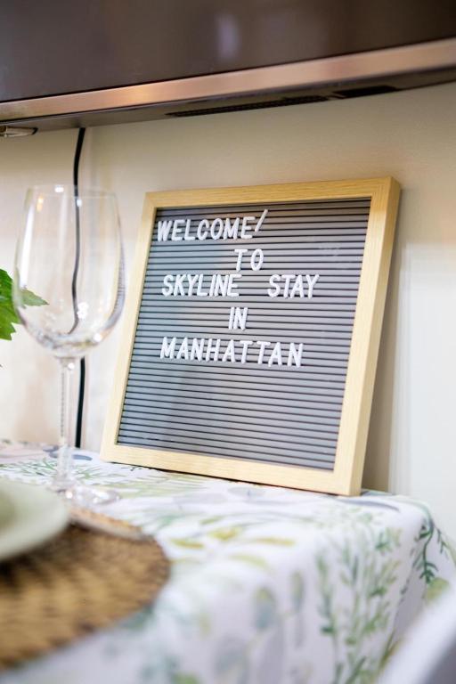 Gambar di galeri bagi Skyline Stay in Manhattan di Manila