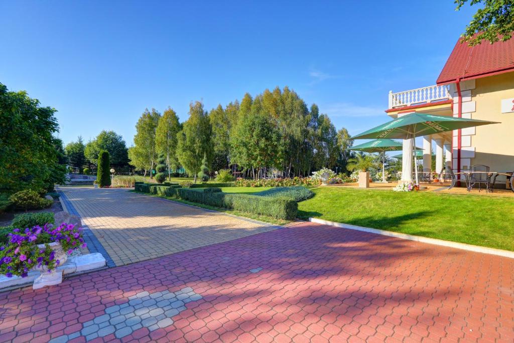 Vonkajšia záhrada v ubytovaní Hotel Chabrowy Dworek