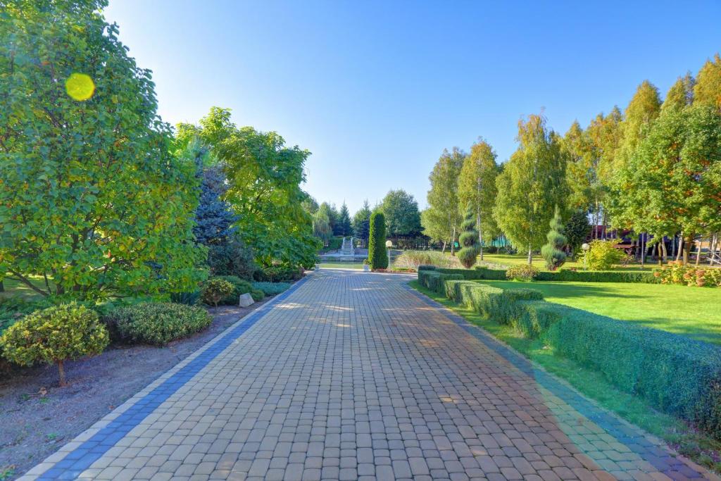 Vonkajšia záhrada v ubytovaní Hotel Chabrowy Dworek