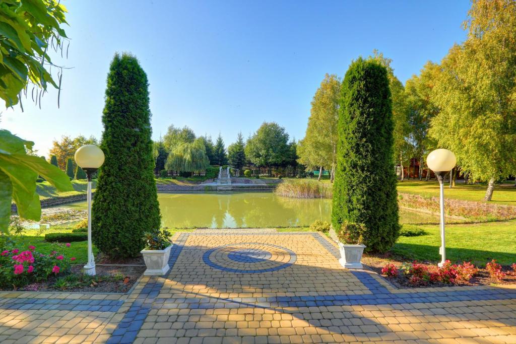 Vonkajšia záhrada v ubytovaní Hotel Chabrowy Dworek