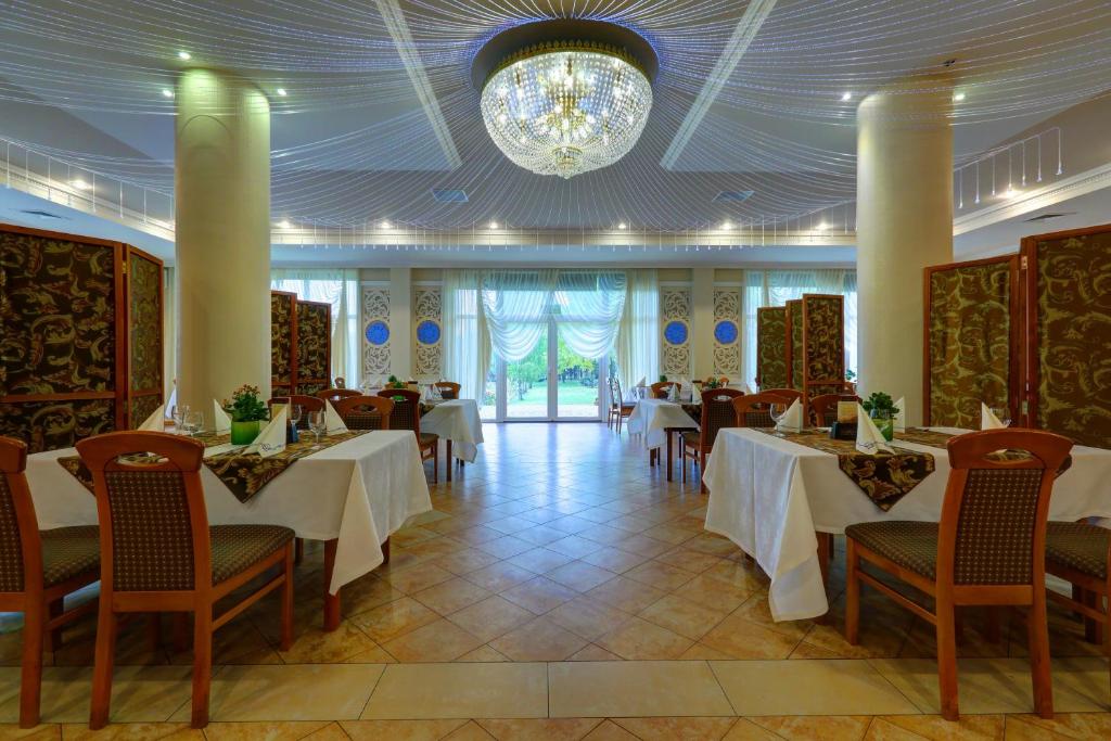 Reštaurácia alebo iné gastronomické zariadenie v ubytovaní Hotel Chabrowy Dworek