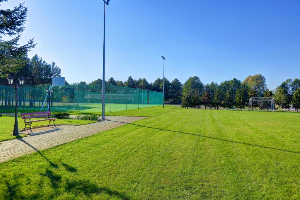 Tenis alebo squash v ubytovaní Hotel Chabrowy Dworek alebo jeho okolí