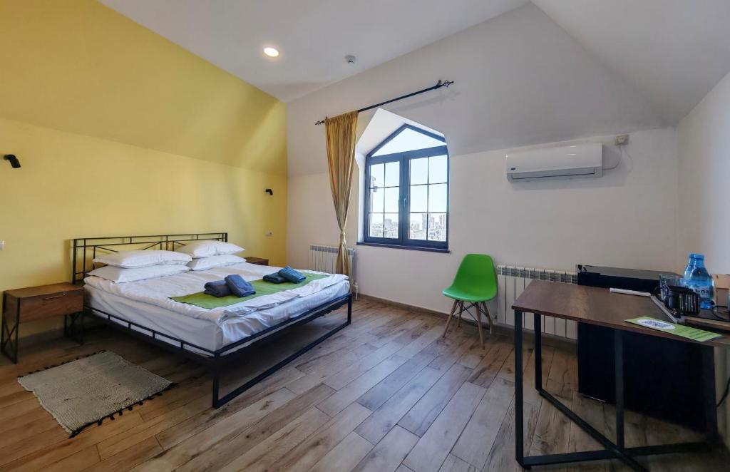 Postel nebo postele na pokoji v ubytování Blur Inn Gallery