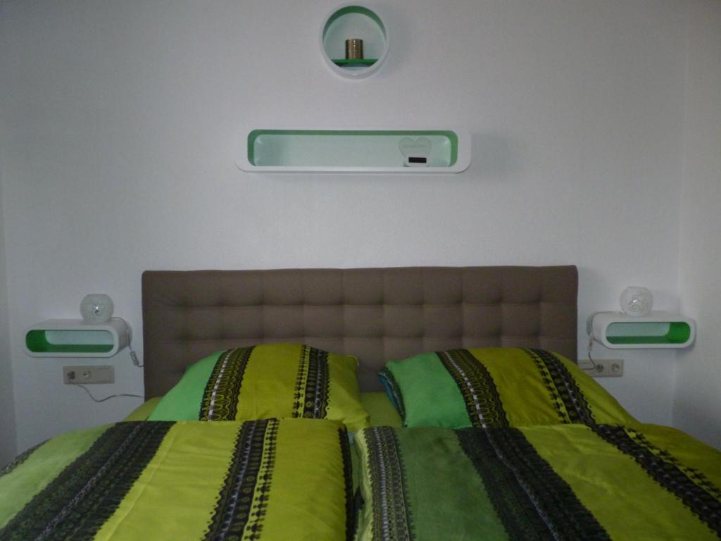 Postel nebo postele na pokoji v ubytování Gästehaus Bacchus