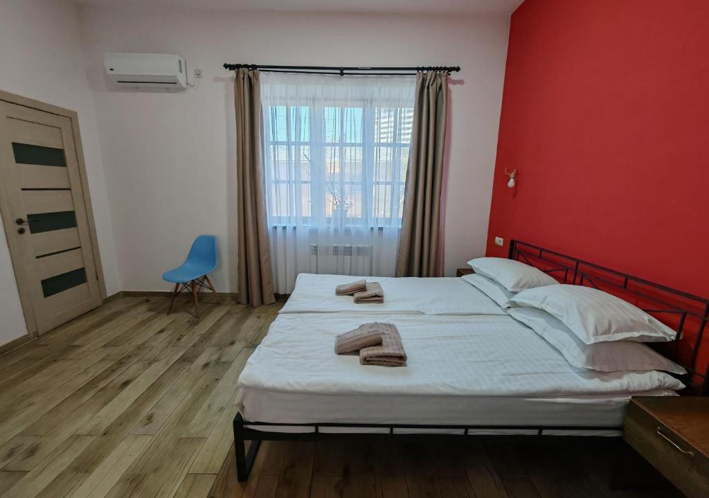 Postel nebo postele na pokoji v ubytování Blur Inn Gallery