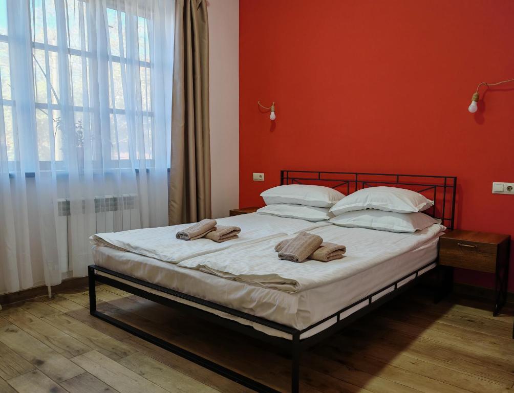 Postel nebo postele na pokoji v ubytování Blur Inn Gallery