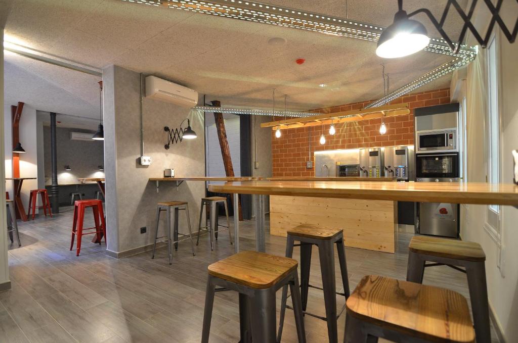 cocina con barra y taburetes en una habitación en Far Home Atocha, en Madrid