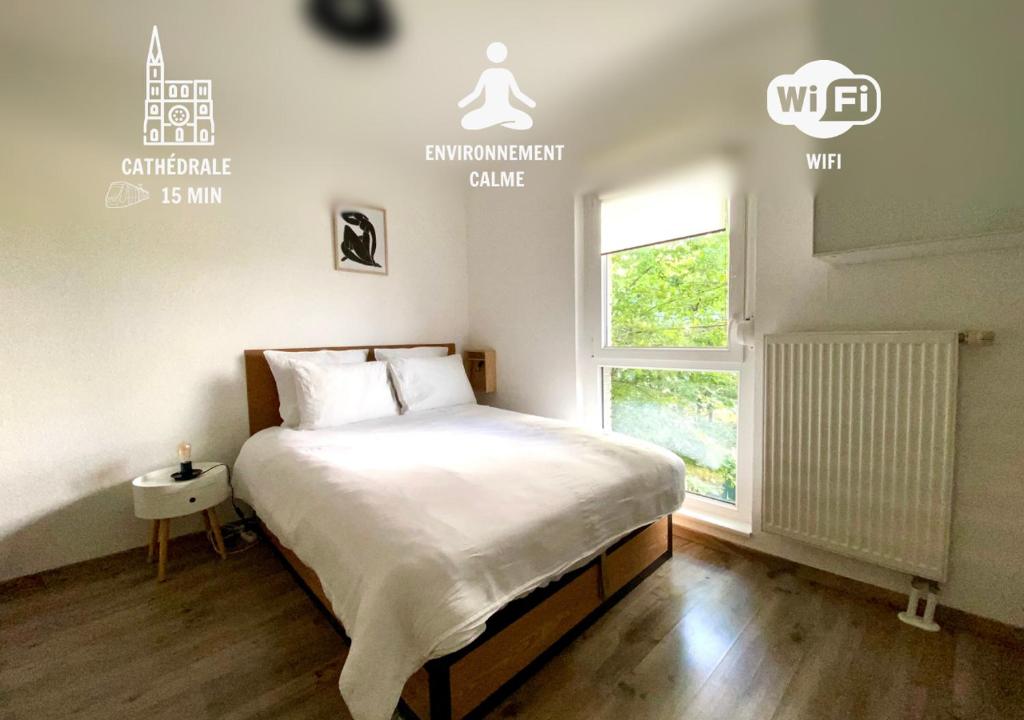 une chambre avec un lit et une fenêtre dans l'établissement Studio tout confort au calme proche centre ville, à Strasbourg