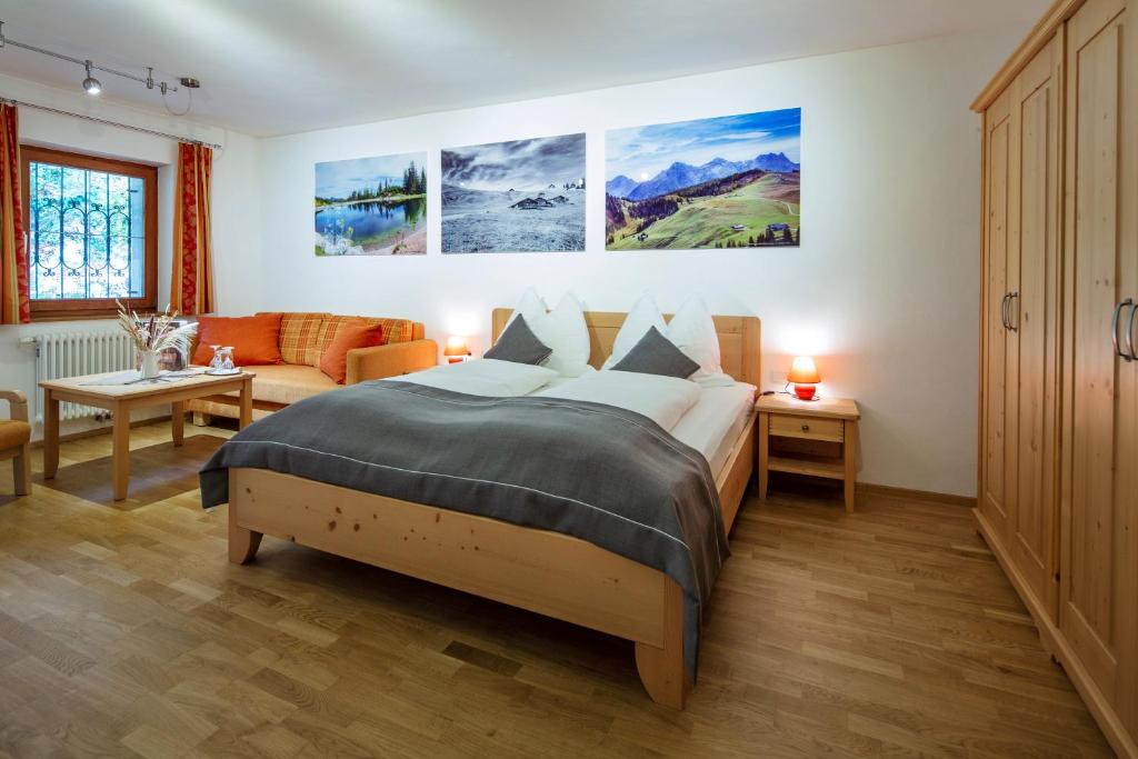 ein Schlafzimmer mit Bett und ein Wohnzimmer in der Unterkunft Gasthof Maria Kirchental in Sankt Martin bei Lofer
