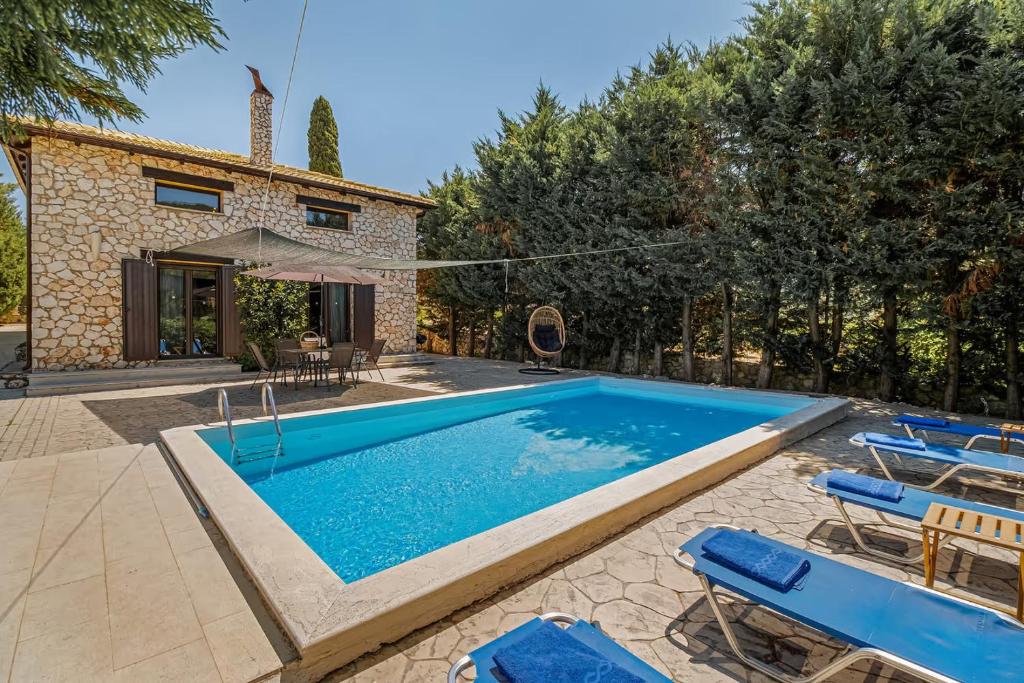 ein Swimmingpool vor einer Villa in der Unterkunft Villa Acqua, a luxury villa with private pool, 10 mins drive from the beach in Marantochori
