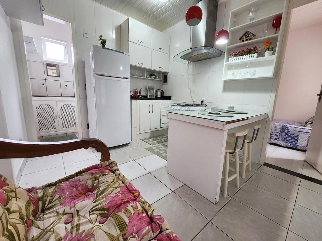 Kuchyň nebo kuchyňský kout v ubytování Apartamento no Centro de Búzios 2 Quartos