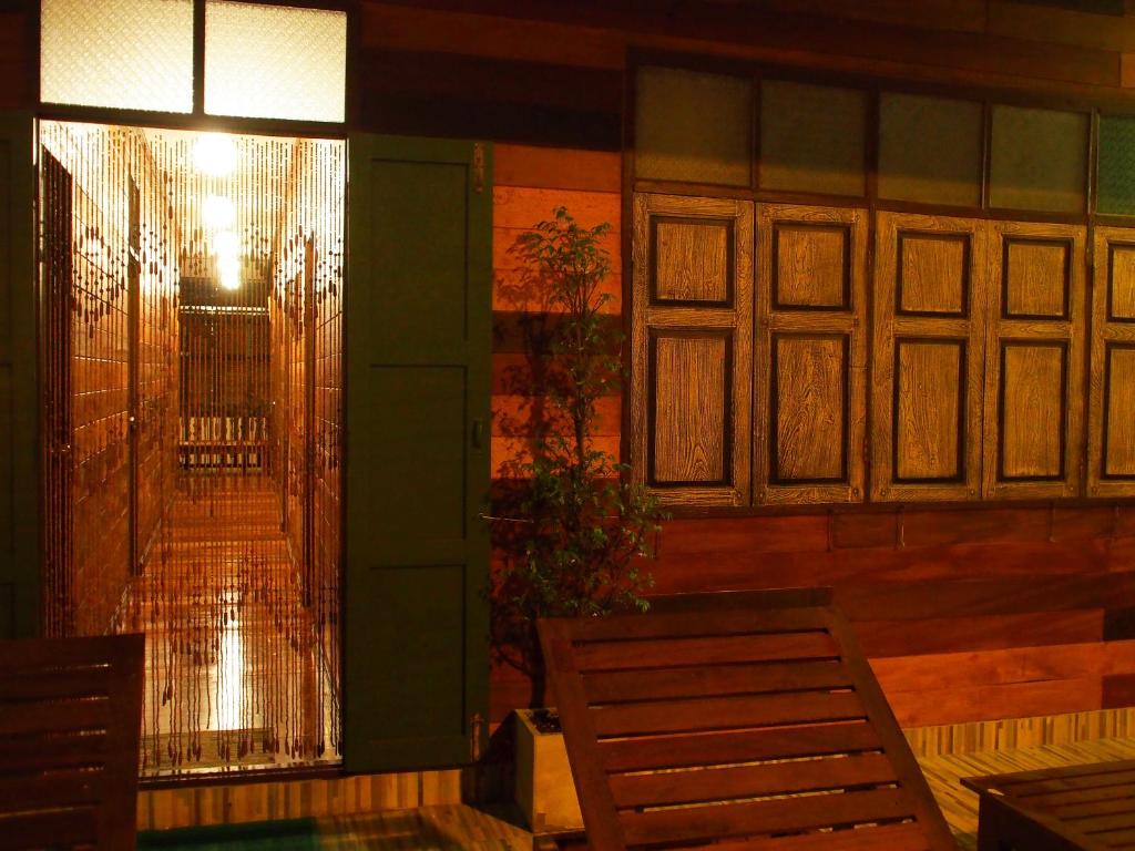 Chommuang Guest House - Queen Kamer Met Gedeelde Badkamer