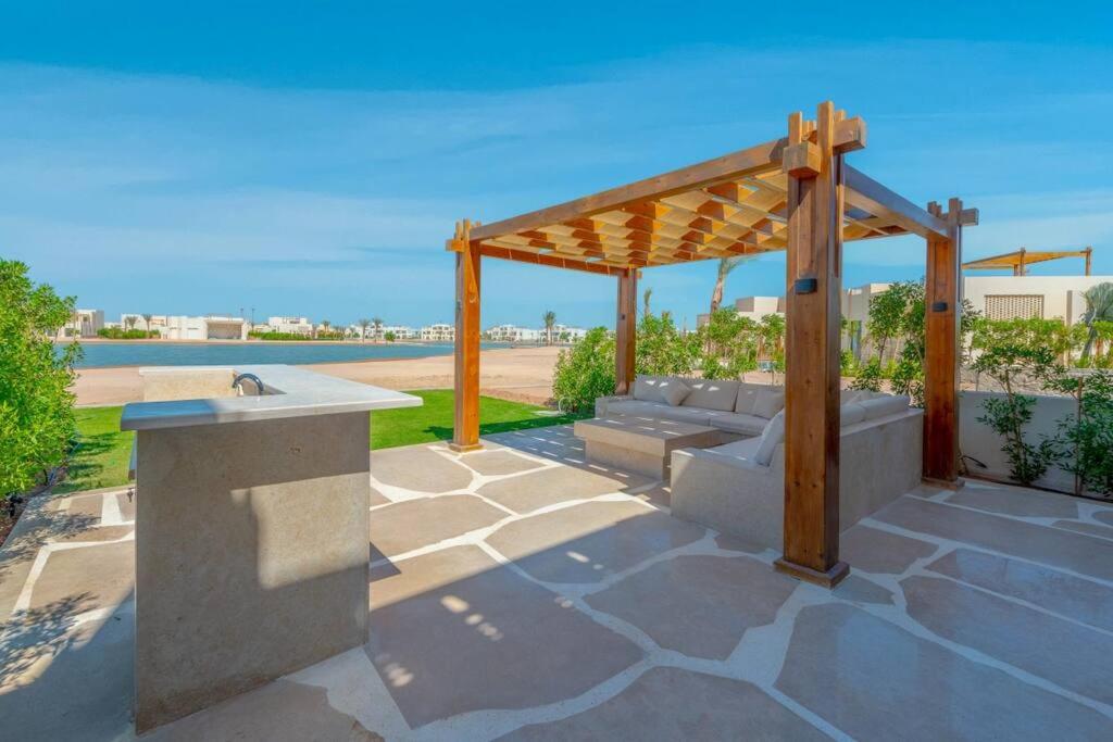 Balkón nebo terasa v ubytování Charming 2-Lvl 3BR Lagoon Home in Shedwan El Gouna, Pool Access