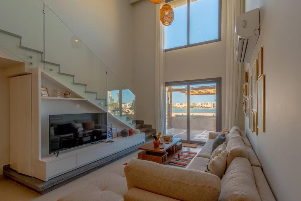 Posezení v ubytování Charming 2-Lvl 3BR Lagoon Home in Shedwan El Gouna, Pool Access