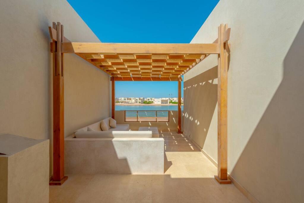 Posezení v ubytování Charming 2-Lvl 3BR Lagoon Home in Shedwan El Gouna, Pool Access