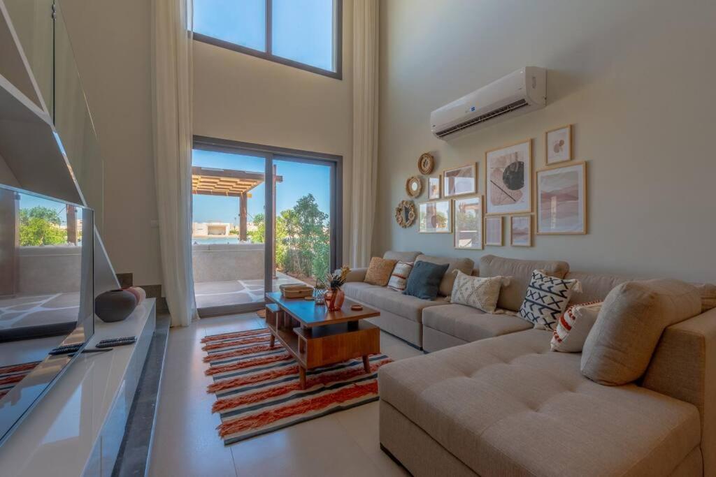 Posezení v ubytování Charming 2-Lvl 3BR Lagoon Home in Shedwan El Gouna, Pool Access