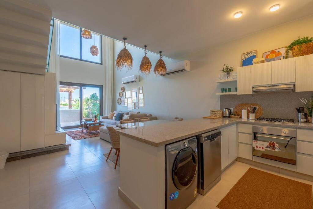 Kuchyň nebo kuchyňský kout v ubytování Charming 2-Lvl 3BR Lagoon Home in Shedwan El Gouna, Pool Access