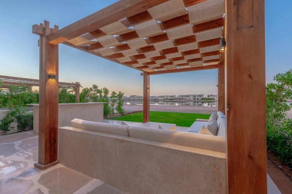 Balkón nebo terasa v ubytování Charming 2-Lvl 3BR Lagoon Home in Shedwan El Gouna, Pool Access