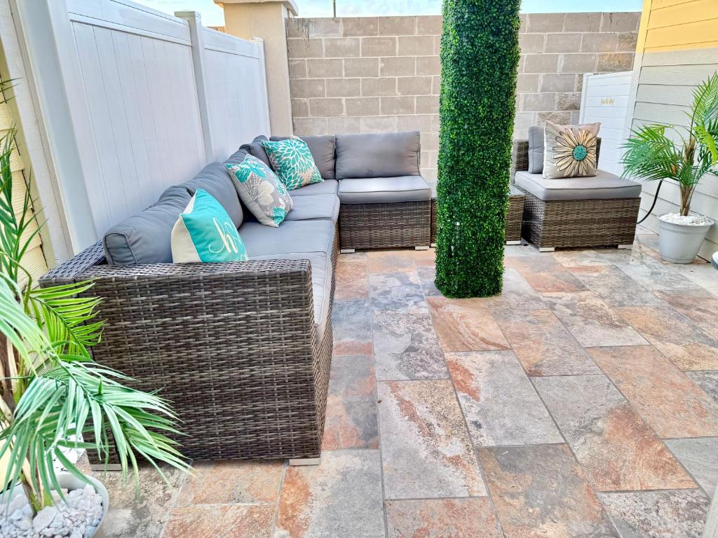 Bayfront Cottage- Pool - Hot Tub - Close to Beach的休息区