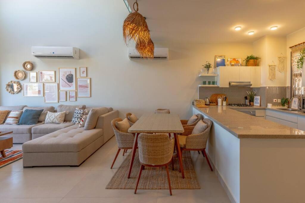 Kuchyň nebo kuchyňský kout v ubytování Charming 2-Lvl 3BR Lagoon Home in Shedwan El Gouna, Pool Access