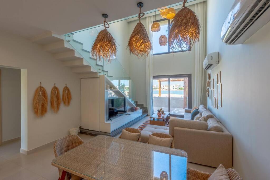 Posezení v ubytování Charming 2-Lvl 3BR Lagoon Home in Shedwan El Gouna, Pool Access