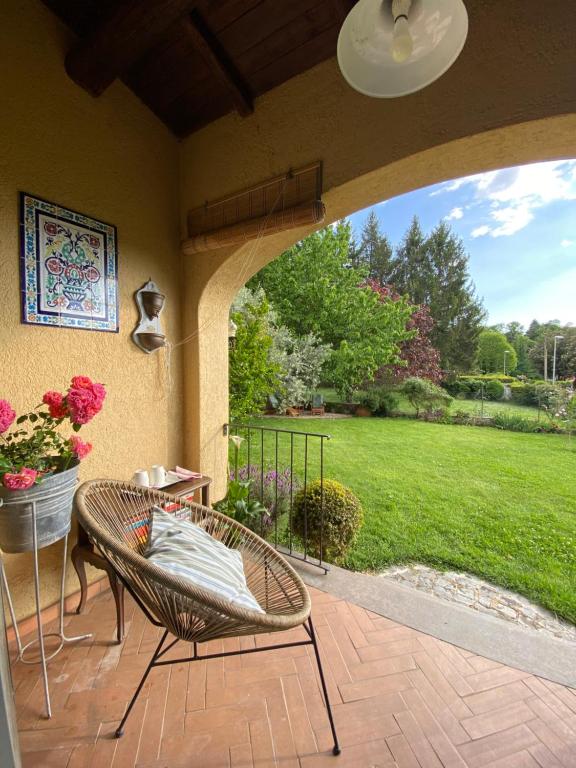 a patio with a table and chairs and a view of a yard at Il giardino segreto in Rocca di Papa