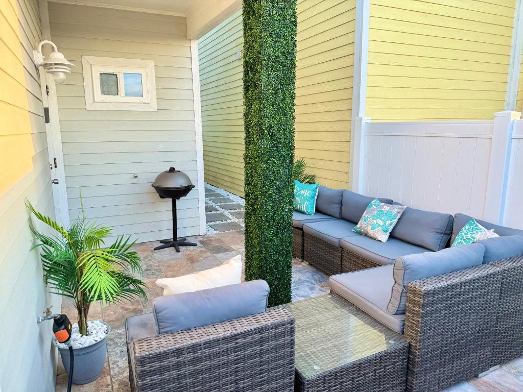 Bayfront Cottage- Pool - Hot Tub - Close to Beach的休息区