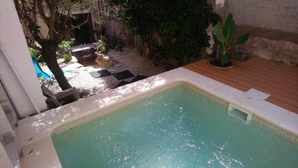 - une piscine vide sur une terrasse couverte dans l'établissement Maison de village avec piscine proche de Narbonne, à Moussan