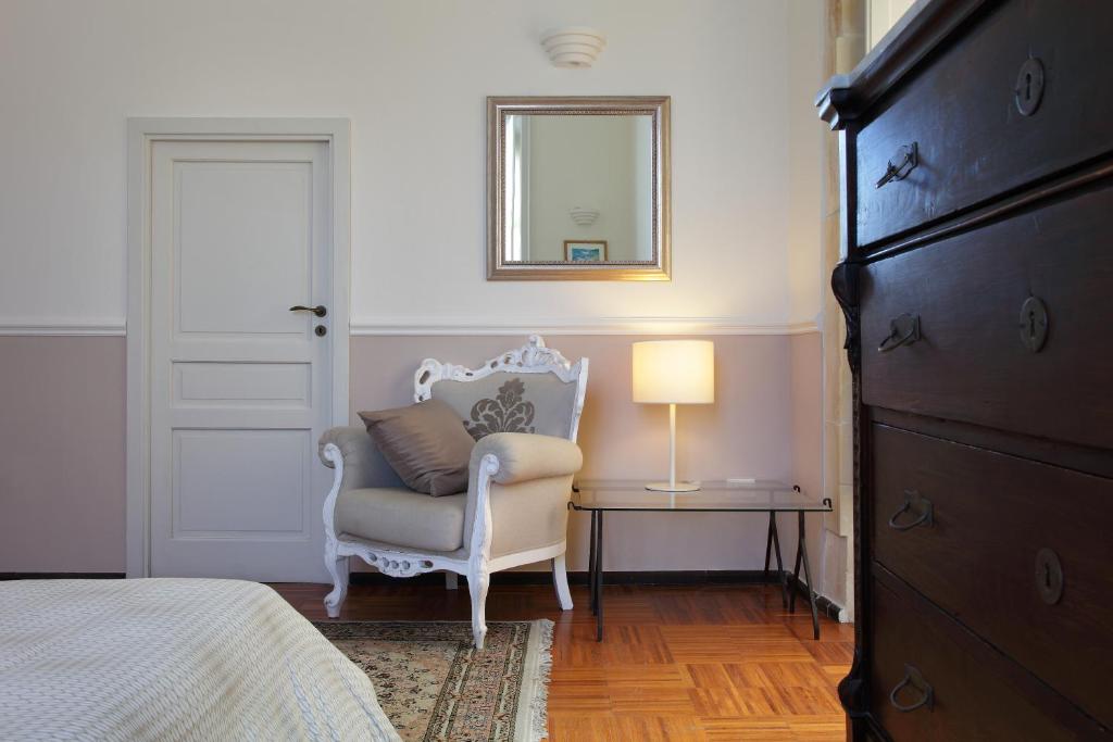 Een bed of bedden in een kamer bij B&B Five Rooms