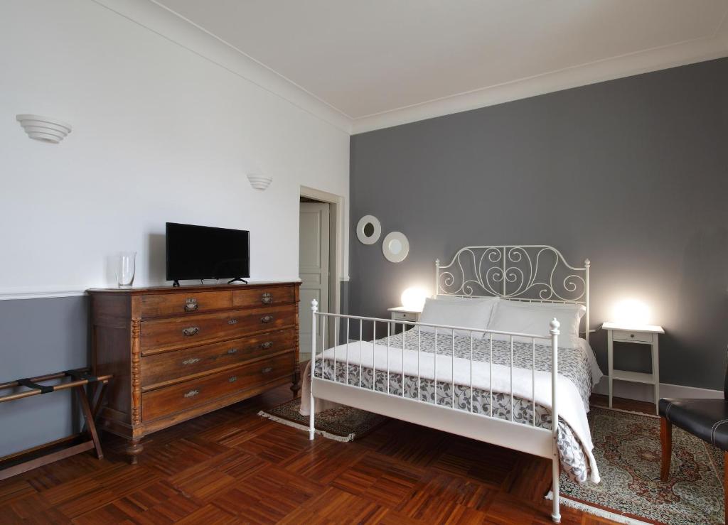 Een bed of bedden in een kamer bij B&B Five Rooms