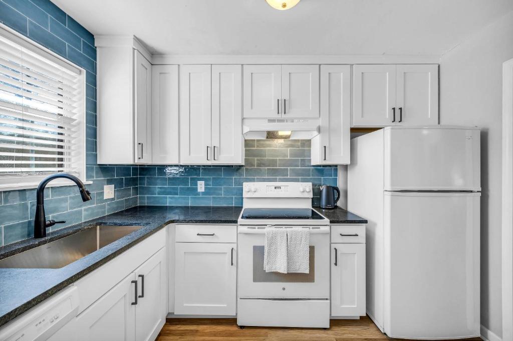 Η κουζίνα ή μικρή κουζίνα στο Honeysuckle - Quiet Condo 2 Beds Free Parking Near UGA