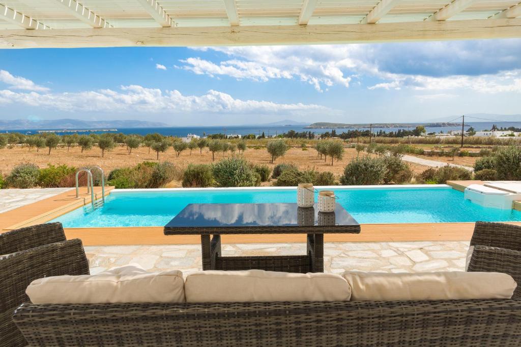 patio con tavolo e piscina di Summera family house Drios a Drios
