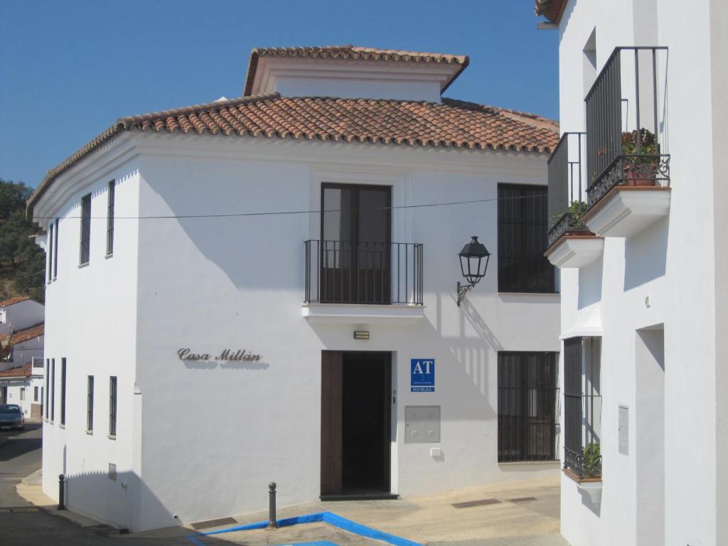 un edificio blanco con techo de baldosas rojas en Casa Millán, en Puerto Moral