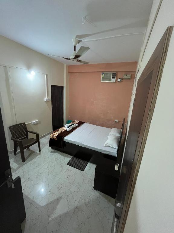 Postel nebo postele na pokoji v ubytování Hemalata Hilltop Residency Kamakhya