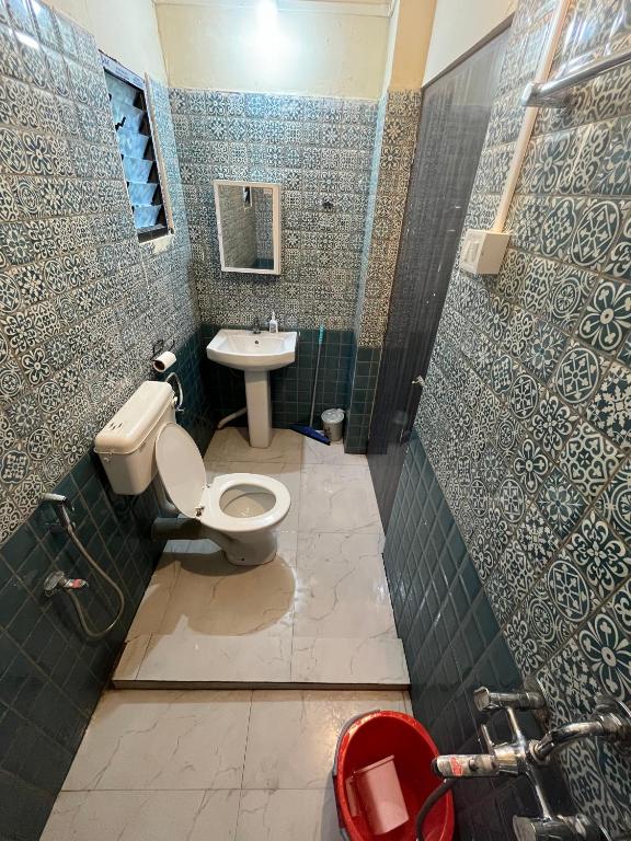 Koupelna v ubytování Hemalata Hilltop Residency Kamakhya