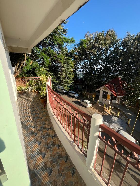 Balkón nebo terasa v ubytování Hemalata Hilltop Residency Kamakhya