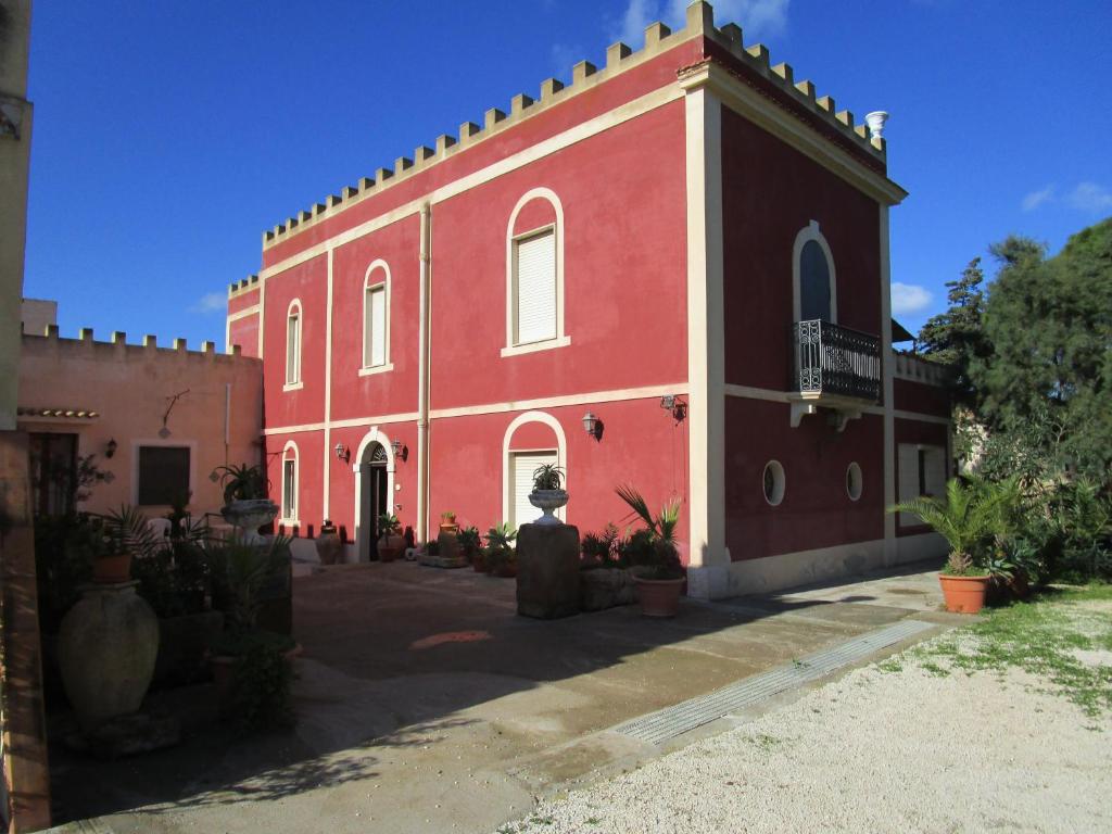 - un bâtiment rouge et blanc avec aventh floor dans l'établissement Villa Maria, à Marausa