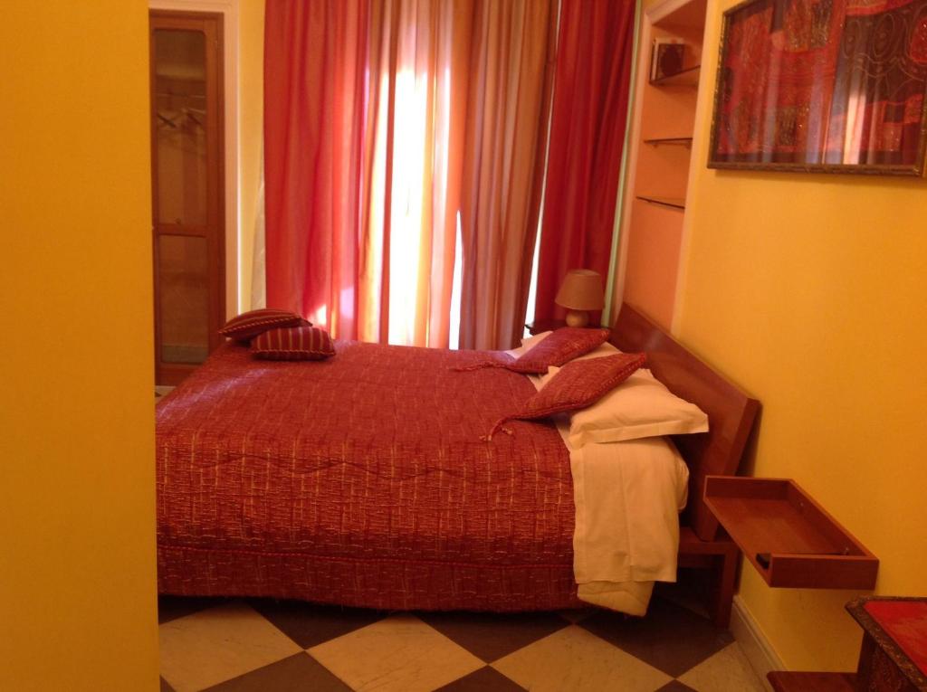 um quarto com uma cama em frente a uma janela em Bed & Breakfast Federico II em Foggia
