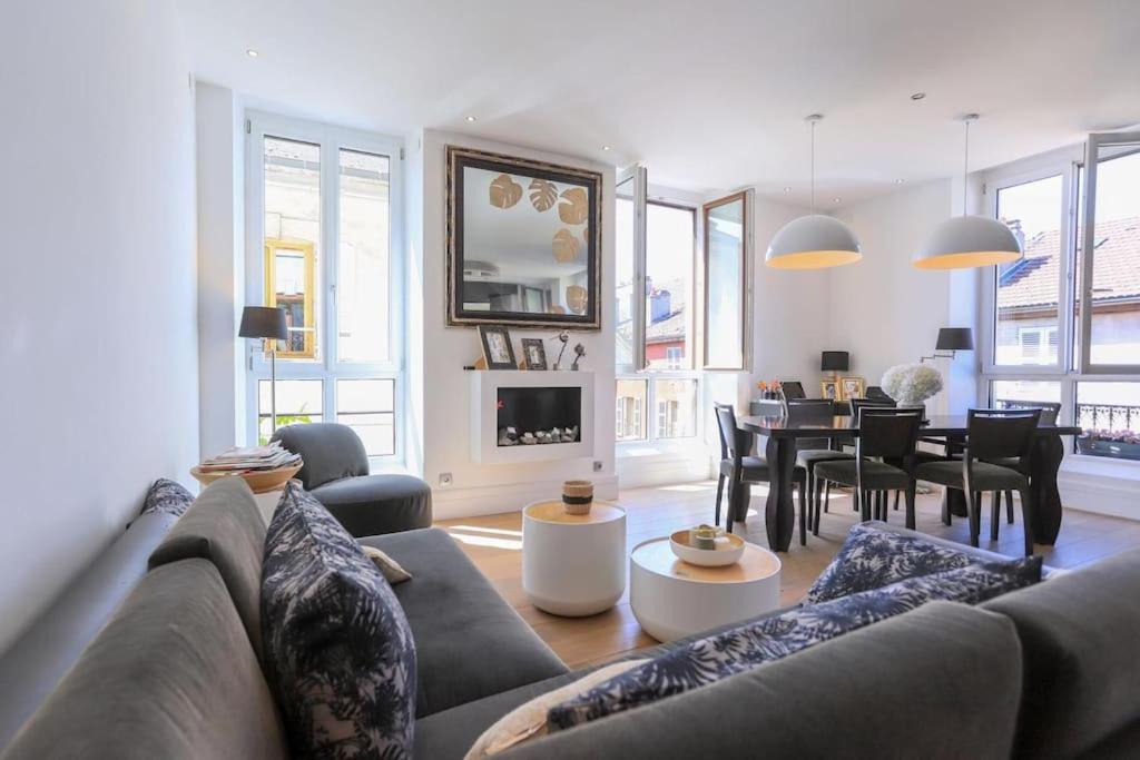 a living room with a couch and a dining room at La petite Venise des Alpes, Ultra centre 1 à 5 Pers in Annecy