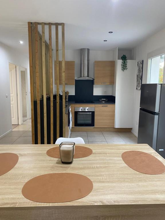 eine Küche mit einem großen Holztisch in einem Zimmer in der Unterkunft Maison Familiale et chaleureuse ALBI in Lescure-dʼAlbigeois