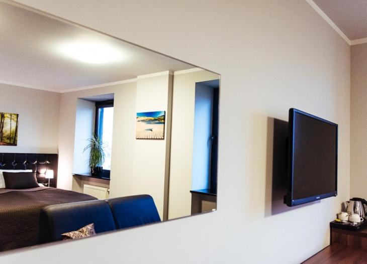 Televízia a/alebo spoločenská miestnosť v ubytovaní Hotel Level